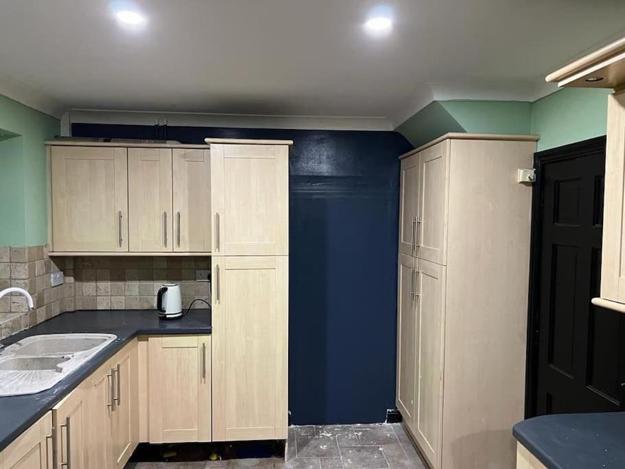 فيلا نوتينغهامفي Cheerful 3 Bed House With Free Parking. المظهر الخارجي الصورة