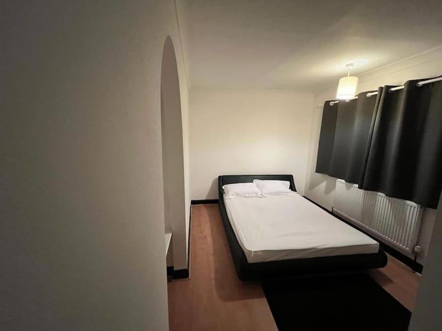 فيلا نوتينغهامفي Cheerful 3 Bed House With Free Parking. المظهر الخارجي الصورة
