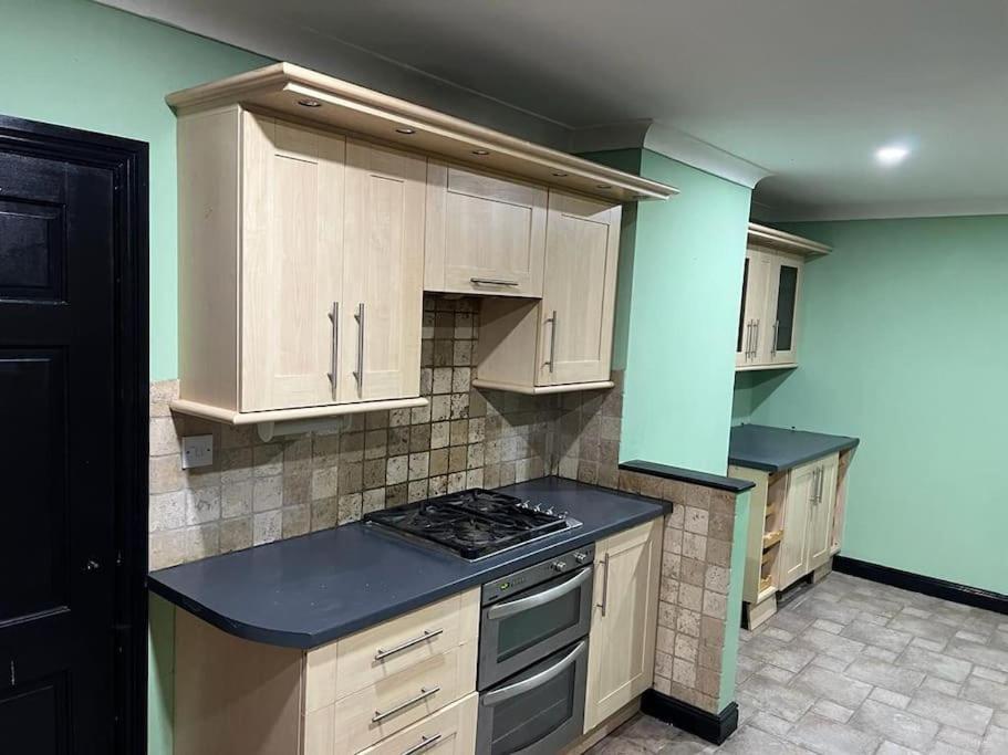 فيلا نوتينغهامفي Cheerful 3 Bed House With Free Parking. المظهر الخارجي الصورة