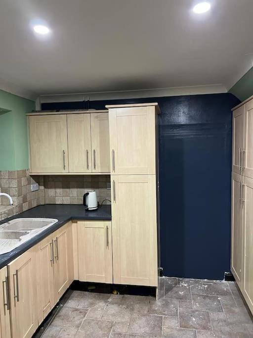 فيلا نوتينغهامفي Cheerful 3 Bed House With Free Parking. المظهر الخارجي الصورة